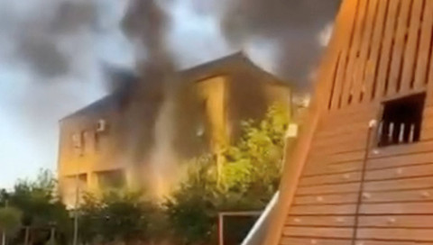 Pemandangan menunjukkan gumpalan asap mengepul di Derbent, Rusia, Minggu (23/6/2024). Foto: REUTERS 