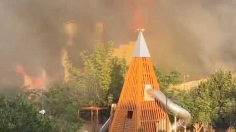 Pemandangan menunjukkan gumpalan asap mengepul di Derbent, Rusia, Minggu (23/6/2024). Foto: REUTERS 