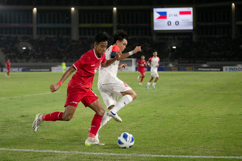 Pemain  Timnas Indonesia Evandra Florasta (kiri) berebut bola dengan pemainTimnas Filipina Elijah Domeczeck Poliquit Sarana (kanan) pada pertandingan penyisihan grup A Piala AFF U-16 di Stadion Manahan, Solo, Jawa Tengah, Senin (24/6/2024). Foto: Mohammad Ayudha/ANTARA FOTO