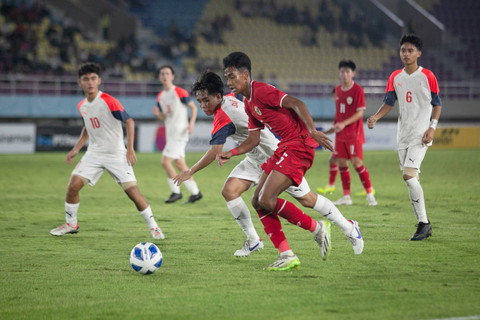 Pemain Timnas Indonesia Evandra Florasta (kiri) berebut bola dengan pemain Timnas Filipina Elijah Domeczeck Poliquit Sarana (kanan) pada pertandingan penyisihan grup A Piala AFF U-16 di Stadion Manahan, Solo, Jawa Tengah, Senin (24/6/2024). Foto: Mohammad Ayudha/ANTARA FOTO
