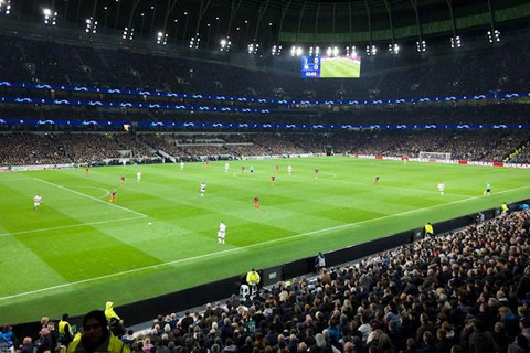 Ilustrasi cara nonton Euro 2024 Ukraina vs Belgia di HP dan laptop. Foto: Unsplash/Tim Bechervaise
