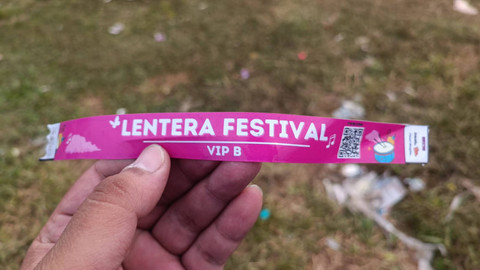 Tiket konser Lentera Festival kelas VIP B di lapangan sepak bola Pasar Kemis, Kabupaten Tangerang, Selasa (25/6/2024). Foto: Fadlan Nuril Fahmi/kumparan
