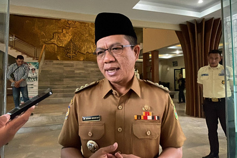 Bupati Bandung Dadang Supriatna saat dimintai keterangan terkait asap tebal akibat pembakaran sampah di TPS Sukamukti, Katapang, Kabupaten Bandung yang menyebabkan 15 anak terkena ISPA di Soreang, Kabupaten Bandung, Senin (24/6) .  Foto: kumparan