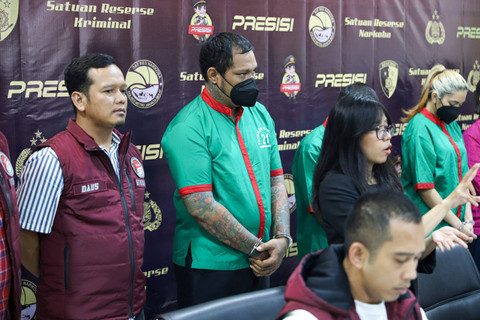 Penyanyi Virgoun ditampilkan usai ditetapkan sebagai tersangka penyalahgunaan narkoba di Konferensi Pers Polres Metro Jakarta Barat, Jakarta, Selasa (25/6/2024). Foto: Iqbal Firdaus/kumparan