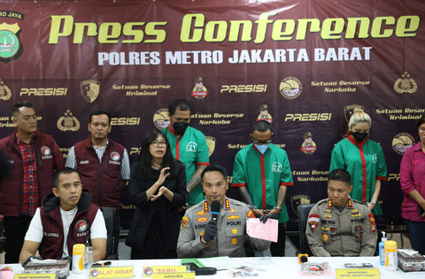 Tersangka Virgoun saat dihadirkan konferensi pers terkait penyalahgunaan narkotika di Metro Polres Jakarta Barat, Jakarta, Selasa, (25/6/2024).  Foto: Agus Apriyanto