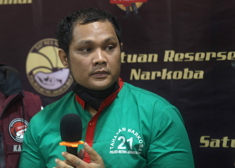 Tersangka Virgoun saat dihadirkan konferensi pers terkait penyalahgunaan narkotika di Metro Polres Jakarta Barat, Jakarta, Selasa, (25/6/2024).  Foto: Agus Apriyanto
