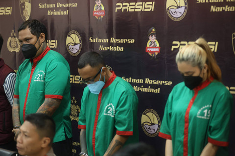 Tersangka Virgoun saat dihadirkan konferensi pers terkait penyalahgunaan narkotika di Metro Polres Jakarta Barat, Jakarta, Selasa, (25/6/2024).  Foto: Agus Apriyanto