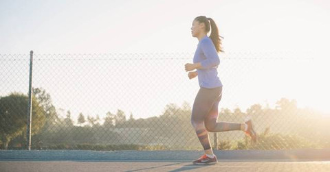 Ilustrasi joging atau jogging sebagai kata yang benar sesuai KBBI. Foto: Unsplash/Andrew Tanglao