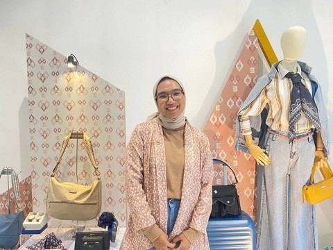 Brand Manager Elizabeth, Resti Ghita Pribadi, di pabrik Elizabeth Cimahi, Jawa Barat. Foto: Judith Aura/kumparan