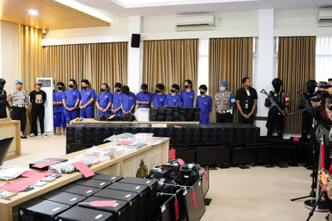 Konferensi pres penggerebekan tempat judi online di Purwokerto, Kabupaten Banyumas, Jawa Tengah. Foto: Polda Jateng