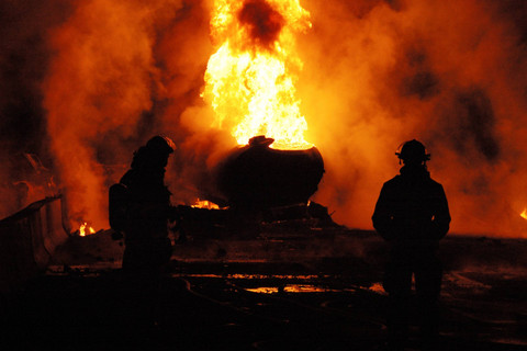 Ilustrasi truk tangki terbakar. Foto: Shutterstock
