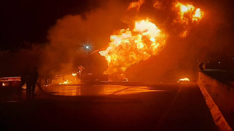 Kebakaran truk tangki bermuatan Bahan Bakar Minyak (BBM) terbakar di Tol Ngawi-Kertosono KM 580 B, Selasa (25/6/2024). Foto: PJR Polda Jatim