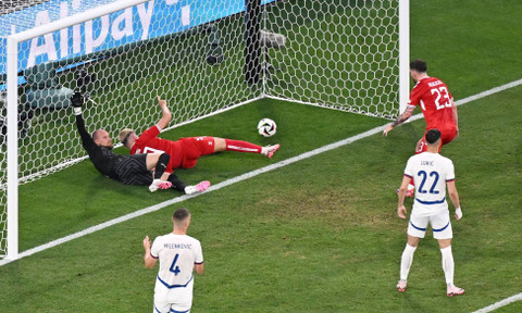Pertandingan Piala Eropa 2024 antara Denmark vs Serbia, Rabu (26/6). Foto: REUTERS/Angelika Warmuth
