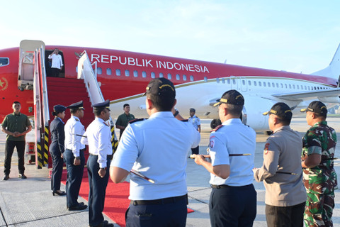 Presiden Joko Widodo menaiki pesawat kepresidenan saat kunjungan kerja ke Kalimantan Tengah, Rabu (26/6). Foto: Dok. Kris - Biro Pers Sekretariat Presiden