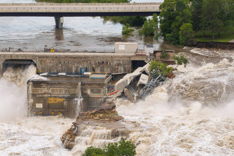 Pemandangan drone menunjukkan puing-puing menumpuk di Bendungan Rapidan setelah hujan lebat menyebabkan Sungai Blue Earth meluap, barat daya Mankato, Minnesota, AS 25 Juni 2024. Foto: REUTERS/Ben Brewer