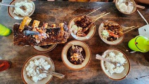 Balungan sapi 'dinosaurus' di warung Sop dan Sate Pak Bayu Yogyakarta. Foto: Azalia Amadea/kumparan 