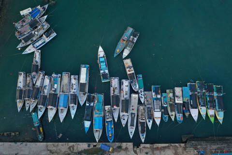 Foto udara sejumlah kapal nelayan berlabuh di Pelabuhan Perikanan Oeba, Kota Kupang, Nusa Tenggara Timur (NTT), Selasa (25/6/2024). Foto: Aditya Pradana Putra/ANTARA FOTO