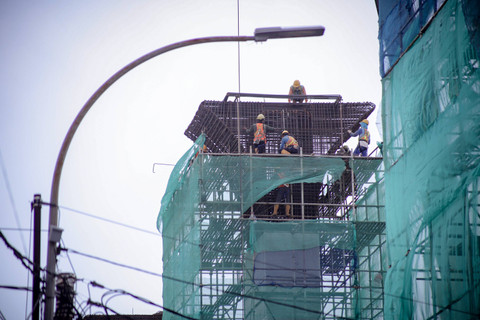 Pekerja tengah menyelesaikan proyek pembangunan jalur kereta ringan atau Light Rail Transit (LRT) Jakarta fase 1B rute Velodrome-Manggarai di kawasan Manggarai, Jakarta, Rabu (26/6/2024). Foto: Jamal Ramadhan/kumparan