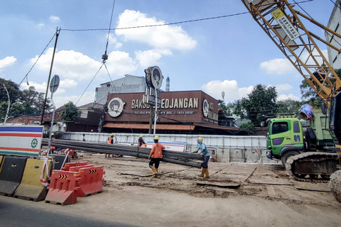 Pekerja tengah menyelesaikan proyek pembangunan jalur kereta ringan atau Light Rail Transit (LRT) Jakarta fase 1B rute Velodrome-Manggarai di kawasan Manggarai, Jakarta, Rabu (26/6/2024). Foto: Jamal Ramadhan/kumparan