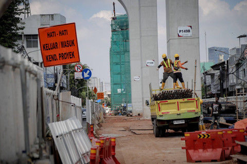 Pekerja tengah menyelesaikan proyek pembangunan jalur kereta ringan atau Light Rail Transit (LRT) Jakarta fase 1B rute Velodrome-Manggarai di kawasan Manggarai, Jakarta, Rabu (26/6/2024). Foto: Jamal Ramadhan/kumparan