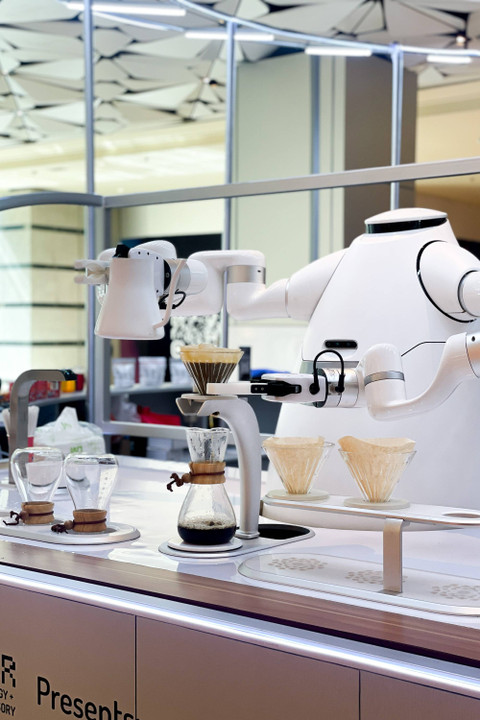 Robot Otten Coffee yang hadir dalam pameran Wonderlab di Grand Indonesia. Foto: Dok. Istimewa