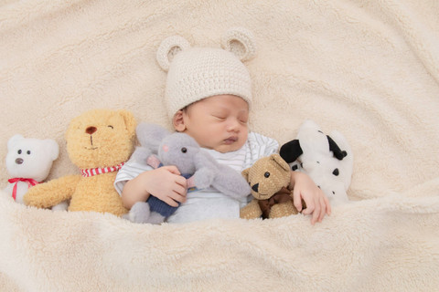 Bayi tidur dengan boneka. Foto: Simplylove/Shutterstock