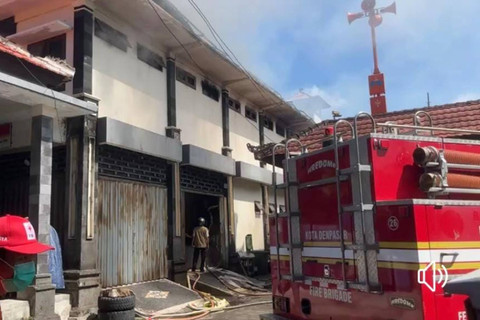 Kebakaran melanda gudang logistik kantor BPBD Bali yang terletak di lantai II di Jalan D.I Panjaitan, Kota Denpasar, Rabu (26/6/2024). Foto: Dok. Istimewa