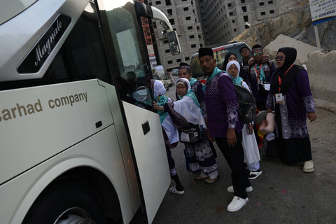 Jemaah haji Indonesia kloter 12 asal embarkasi Batam antre memasuki bus tujuan Madinah di Makkah, Arab Saudi, Rabu (26/6/2024). Foto: Sigid Kurniawan/ANTARA FOTO