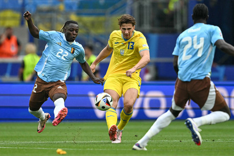 Pemain Timnas Ukraina Illia Zabarnyi berebut bola dengan pemain Timnas Belgia Jeremy Doku pada pertandingan Grup E Piala Eropa 2024 di Stuttgart Arena, Stuttgart, Jerman, Rabu (26/6/2024). Foto: FABRICE COFFRINI / AFP