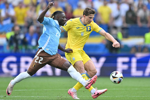 Pemain Timnas Ukraina Illia Zabarnyi berebut bola dengan pemain Timnas Belgia Jeremy Doku pada pertandingan Grup E Piala Eropa 2024 di Stuttgart Arena, Stuttgart, Jerman, Rabu (26/6/2024). Foto: Miguel MEDINA / AFP