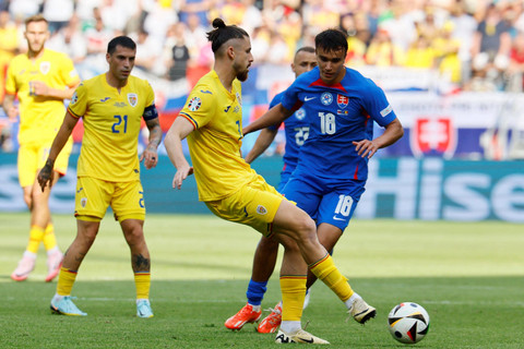 Pemain Timnas Slovakia David Strelec berebut bola dengan pemain Timnas Rumania Radu Dragusin pada pertandingan Grup E Piala Eropa 2024 di Frankfurt Arena, Frankfurt, Jerman, Rabu (26/6/2024). Foto: Wolfgang Rattay/REUTERS 