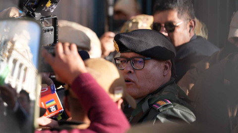 Juan Jose Zuniga berbicara kepada pers setelah istana Kepresidenan Bolivia dikelilingi oleh pasukan militer di tengah upaya kudeta di La Paz, Bolivia pada 26 Juni 2024. Foto: REUTERS 