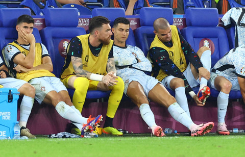 Pemain Portugal Cristiano Ronaldo di bangku cadangan pada laga Euro 2024, Grup F, Georgia vs Portugal di Arena AufSchalke, Gelsenkirchen, Jerman,26 Juni 2024. Foto: REUTERS/Bernadett Szabo