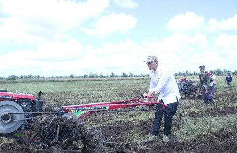 Direktur Jenderal Prasarana dan Sarana Pertanian Ali Jamil saat optimalisasi tata kelola air dan lahan rawa di Kecamatan Air Sugihan, Kabupaten Ogan Komering Ilir (OKI), Sumatera Selatan. Foto: Dok. Istimewa