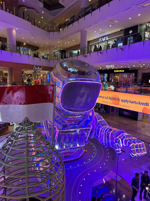 Pengunjung yang sedang menikmati pameran Wonderlab. Foto: Gitario Vista Inasis/kumparan