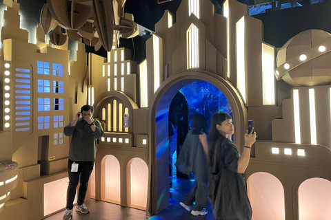 Pengunjung yang sedang menikmati pameran Wonderlab. Foto: Gitario Vista Inasis/kumparan