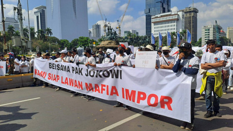 Aliansi IKM dan Pekerja Industri Tekstil Nasional melakukan aksi unjuk rasa di Patung Kuda Monas, Jakarta  pada Kamis (27/6/2024). Foto: Ghifari/kumparan 