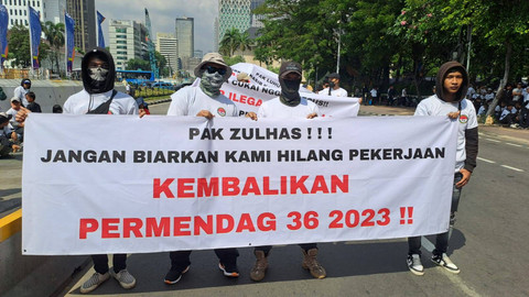 Aliansi IKM dan Pekerja Industri Tekstil Nasional melakukan aksi unjuk rasa di Patung Kuda Monas, Jakarta  pada Kamis (27/6/2024). Foto: Ghifari/kumparan 