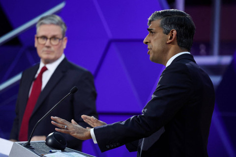 Pemimpin oposisi Partai Buruh Inggris Keir Starmer dan Perdana Menteri Inggris Rishi Sunak dalam Debat Perdana Menteri BBC, di Nottingham, Inggris, Rabu (26/6/2024). Foto: Phil Noble/Pool via Reuters