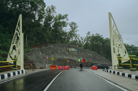 Logo Danais terpasang di dinding sisi jembatan Tawang-Ngalang. Foto: Arif UT / Pandangan Jogja