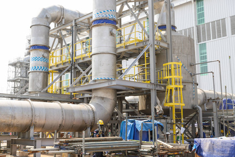 Pekerja menyelesaikan pembangunan proyek Smelter Freeport di Kawasan Ekonomi Khusus Java Integrated and Industrial Port Estate (KEK JIIPE), Gresik, Jawa Timur, Sabtu (25/5/2024). Foto: Rizal Hanafi/ANTARA FOTO