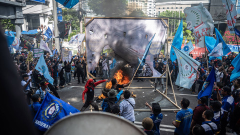 Sejumlah buruh melakukan aksi unjuk rasa menolak program Tapera di depan Kantor Kementerian Keuangan, Jakarta, Kamis (27/6/2024). Foto: ANTARA FOTO/Bayu Pratama S