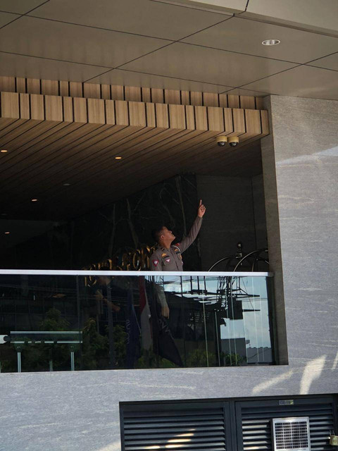 Polisi melakukan Olah TKP tabrak lari di depan Tunjungan Plaza Surabaya. Foto: Dok. Satlantas Polrestabes Surabaya