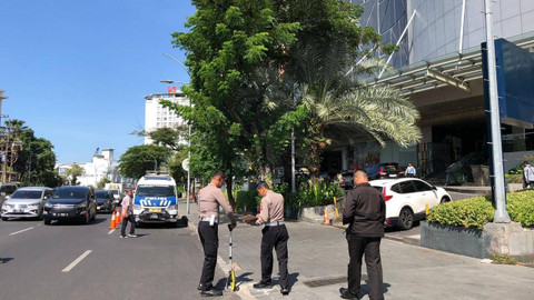 Polisi melakukan Olah TKP tabrak lari di depan Tunjungan Plaza Surabaya. Foto: Dok. Satlantas Polrestabes Surabaya