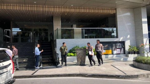 Polisi melakukan Olah TKP tabrak lari di depan Tunjungan Plaza Surabaya. Foto: Dok. Satlantas Polrestabes Surabaya