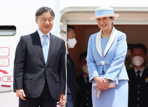 Kaisar Jepang Naruhito dan Permaisuri Masako sebelum berangkat ke Inggris di Bandara Internasional Tokyo, Tokyo, Jepang, pada 22 Juni 2024.  Foto: Yoshio Tsunoda/AFLO/via REUTERS