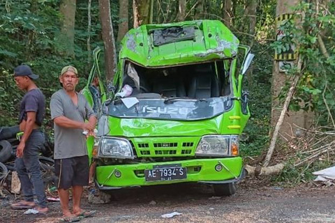 Evakuasi minibus yang mengalami kecelakaan tunggal di Jalan Dlingo-Imogiri, Kabupaten Bantul, Kamis (27/6/2024).  Foto: Polres Bantul