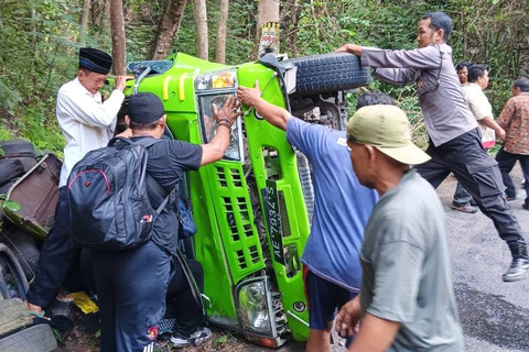 Evakuasi minibus yang mengalami kecelakaan tunggal di Jalan Dlingo-Imogiri, Kabupaten Bantul, Kamis (27/6/2024).  Foto: Polres Bantul