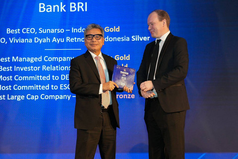 Dirut Bank BRI Sunarso menerima penghargaan dari Finance Asia pada ajang The Finance Asia Awards and Asia's Best Companies Poll Gala Dinner 2024 di Hong Kong. Kamis (27/6/2024). Foto: Bank BRI