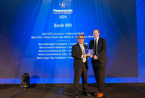 Dirut Bank BRI Sunarso menerima penghargaan dari Finance Asia pada ajang The Finance Asia Awards and Asia's Best Companies Poll Gala Dinner 2024 di Hong Kong. Kamis (27/6/2024). Foto: Bank BRI